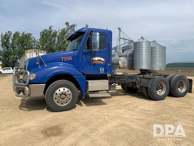 Image of Freightliner Columbia equipment image 1