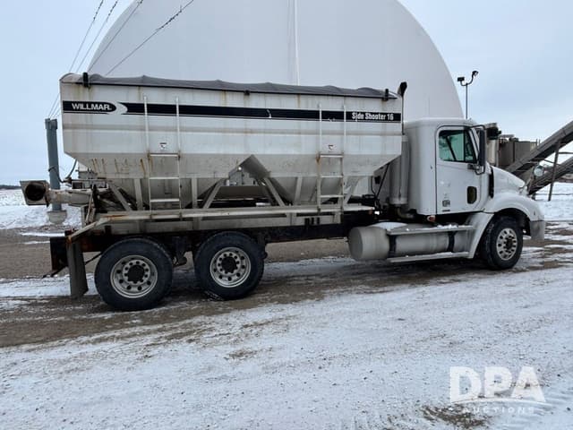 Image of Freightliner Columbia equipment image 4