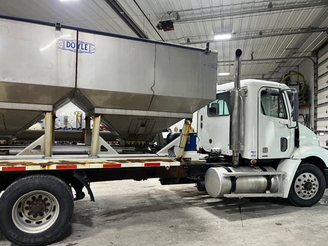 Image of Freightliner Columbia equipment image 4