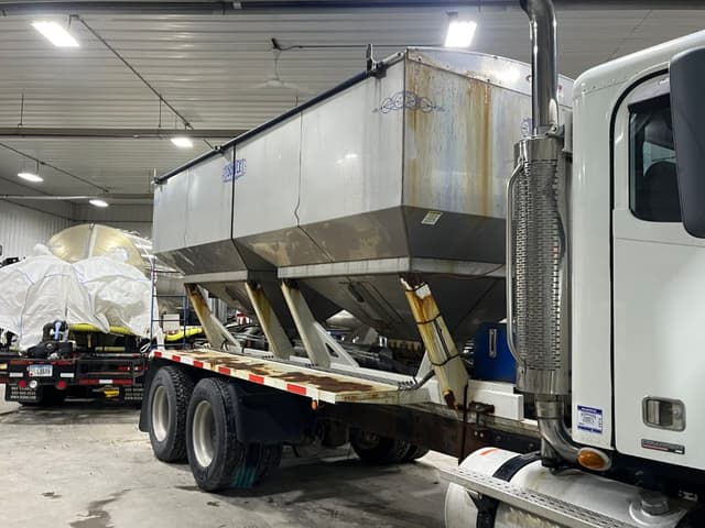 Image of Freightliner Columbia equipment image 3