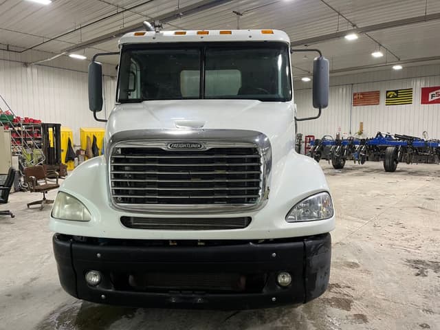 Image of Freightliner Columbia equipment image 1