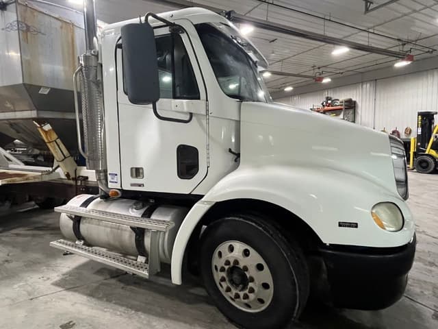 Image of Freightliner Columbia equipment image 2