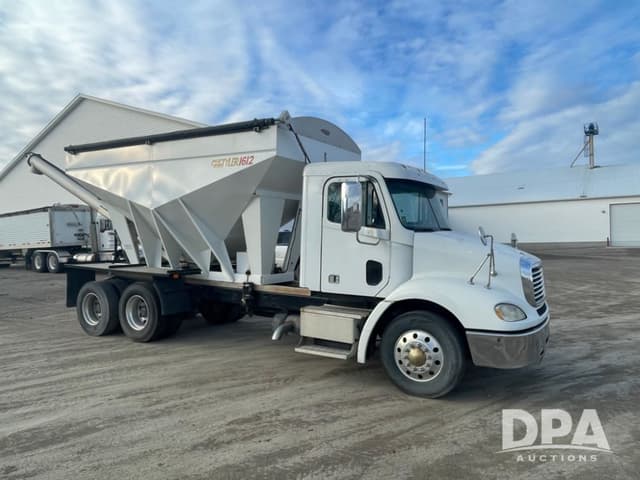 Image of Freightliner Columbia equipment image 1