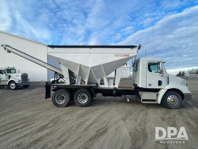 Image of Freightliner Columbia equipment image 3