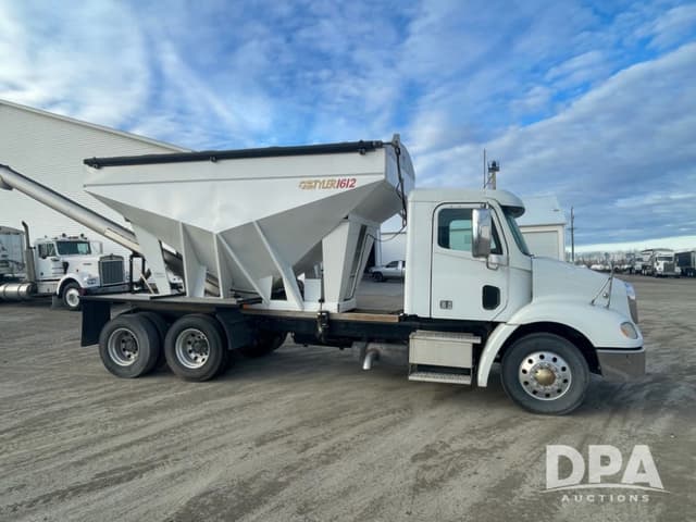 Image of Freightliner Columbia equipment image 2
