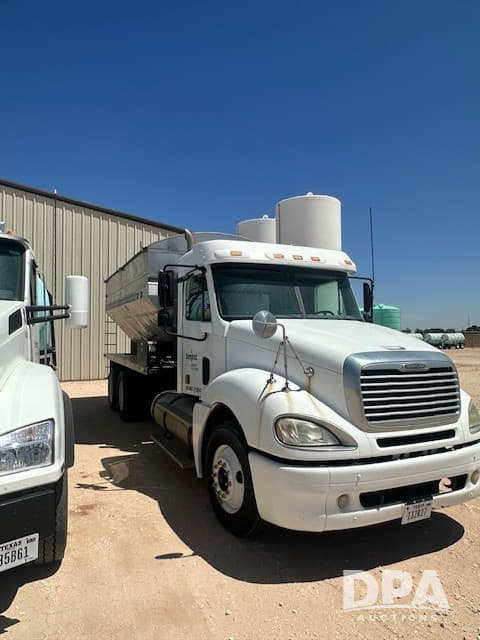 Image of Freightliner Columbia equipment image 1