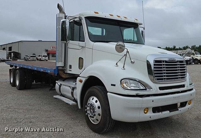 Image of Freightliner Columbia equipment image 2