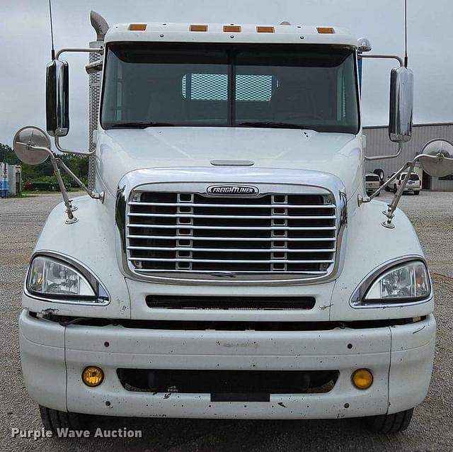 Image of Freightliner Columbia equipment image 1