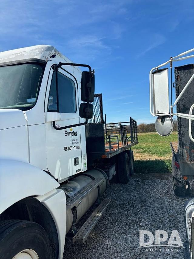 Image of Freightliner Columbia equipment image 2