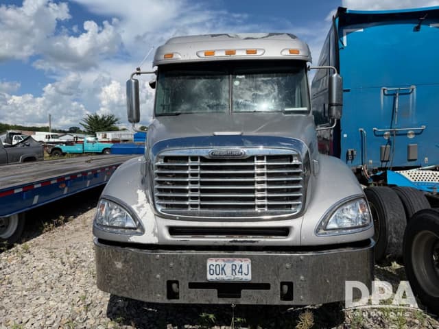 Image of Freightliner Columbia equipment image 1