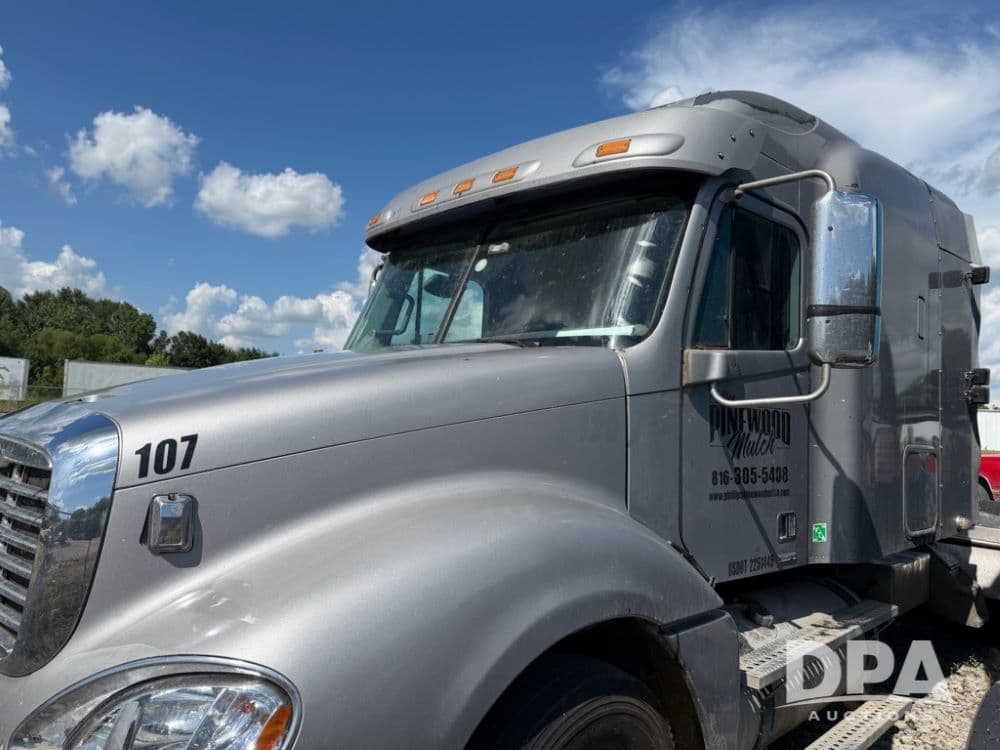 Image of Freightliner Columbia Primary image