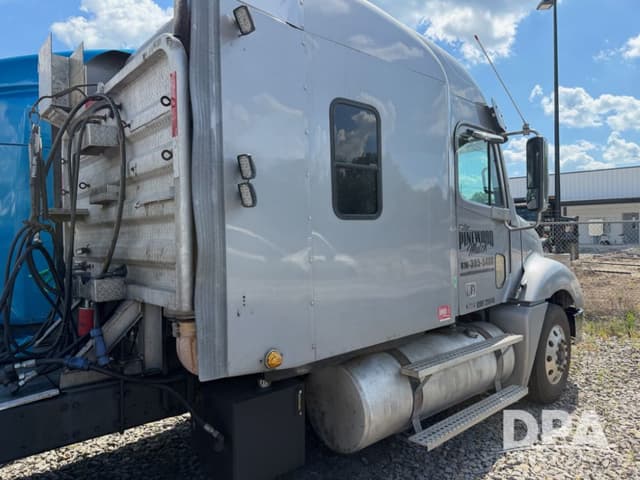Image of Freightliner Columbia equipment image 2