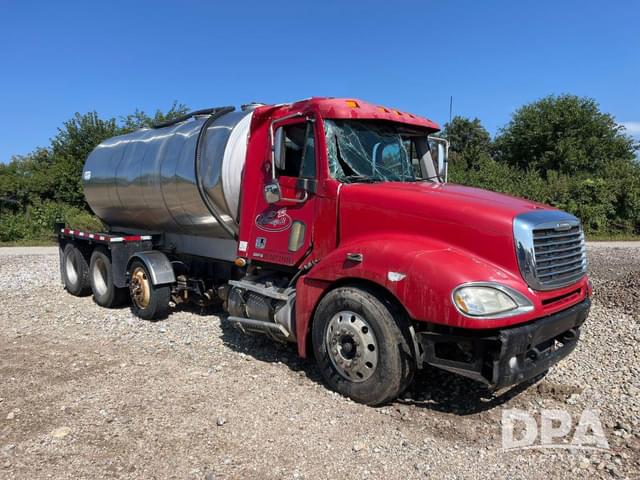 Image of Freightliner Columbia equipment image 3