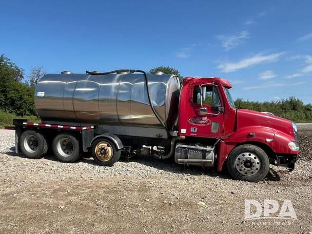 Image of Freightliner Columbia equipment image 4