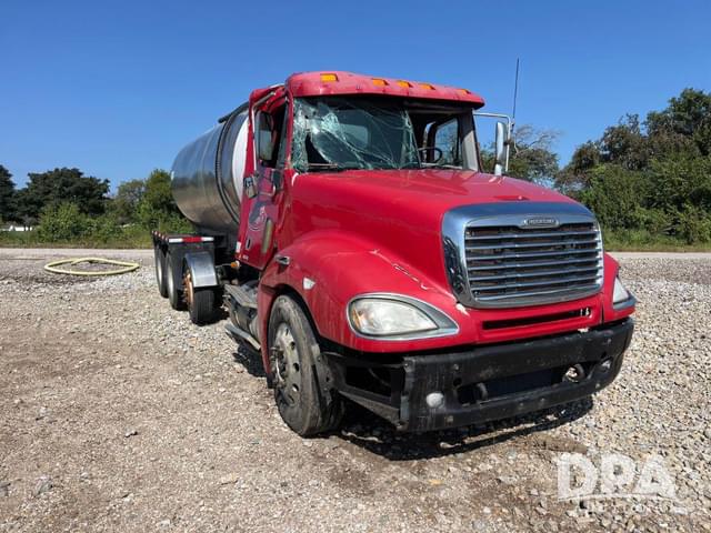 Image of Freightliner Columbia equipment image 2