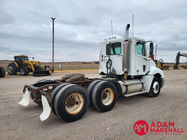 Image of Freightliner Columbia equipment image 2