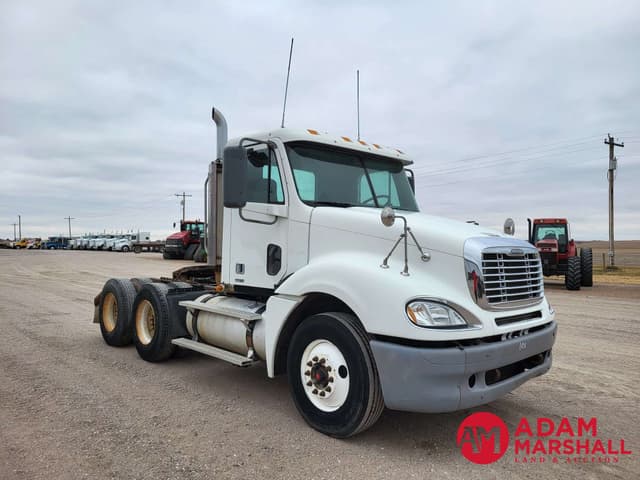 Image of Freightliner Columbia equipment image 1
