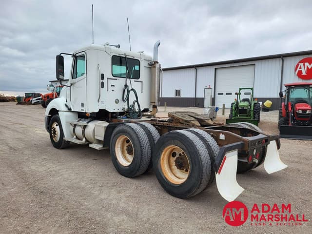 Image of Freightliner Columbia equipment image 3
