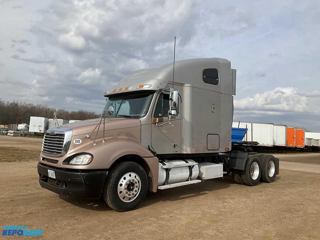 Image of Freightliner Columbia equipment image 3