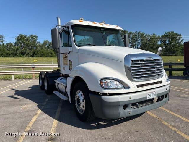 Image of Freightliner Columbia equipment image 3