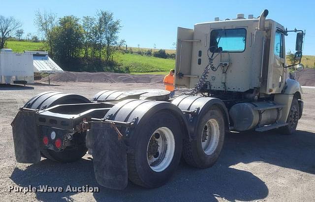 Image of Freightliner Columbia equipment image 4