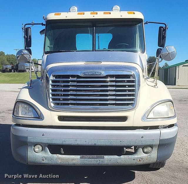 Image of Freightliner Columbia equipment image 1