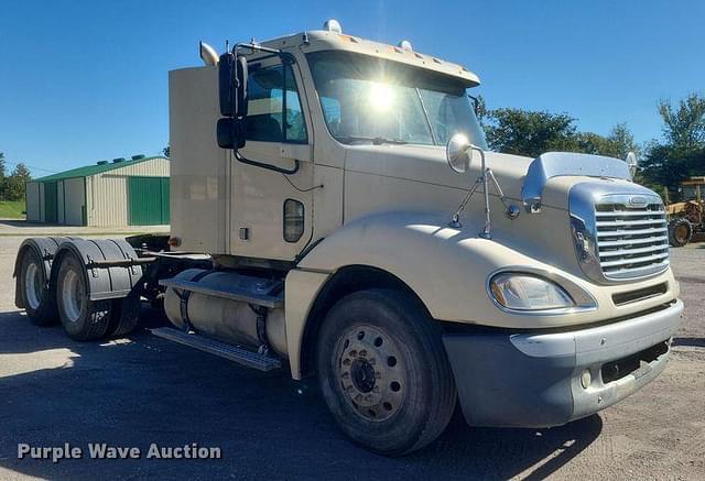 Image of Freightliner Columbia equipment image 2