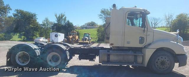 Image of Freightliner Columbia equipment image 3