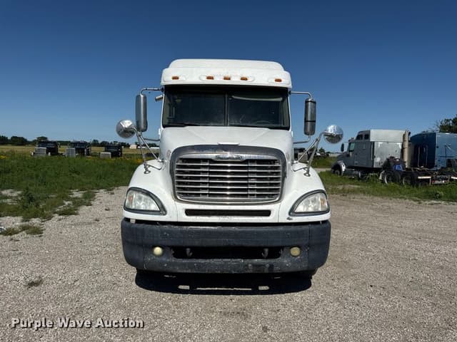 Image of Freightliner Columbia equipment image 1