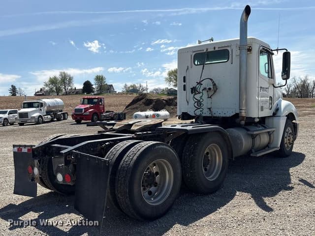 Image of Freightliner Columbia equipment image 4