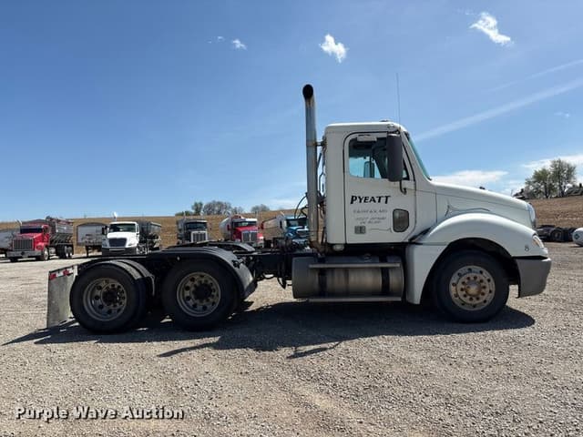 Image of Freightliner Columbia equipment image 3