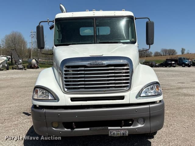 Image of Freightliner Columbia equipment image 1
