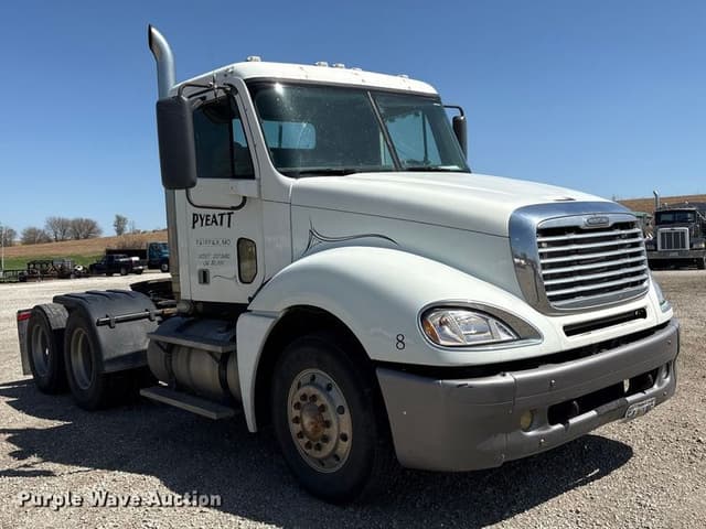Image of Freightliner Columbia equipment image 2