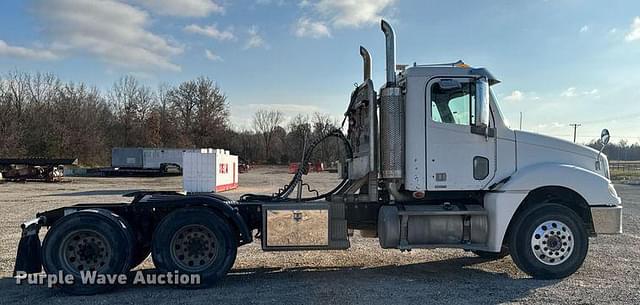 Image of Freightliner Columbia equipment image 3