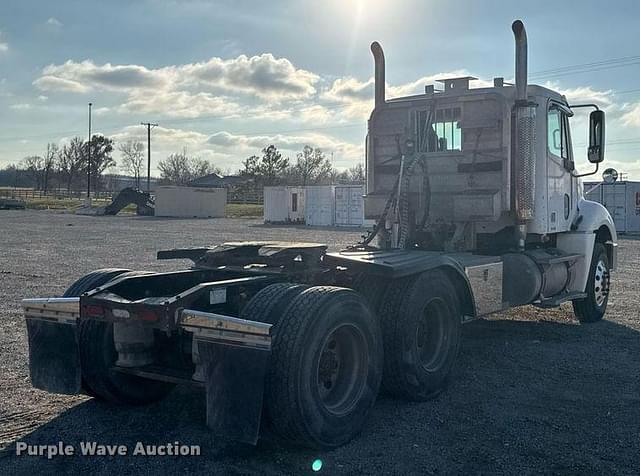 Image of Freightliner Columbia equipment image 4