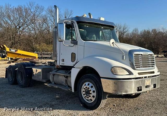 Image of Freightliner Columbia equipment image 2