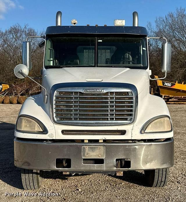 Image of Freightliner Columbia equipment image 1