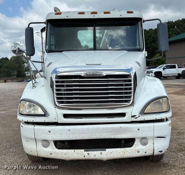 Image of Freightliner Columbia equipment image 1