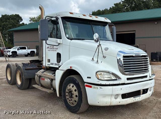 Image of Freightliner Columbia equipment image 2