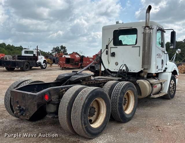 Image of Freightliner Columbia equipment image 4