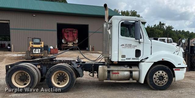 Image of Freightliner Columbia equipment image 3