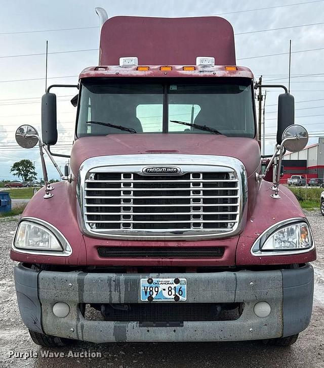 Image of Freightliner Columbia equipment image 1