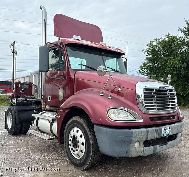 Image of Freightliner Columbia equipment image 2