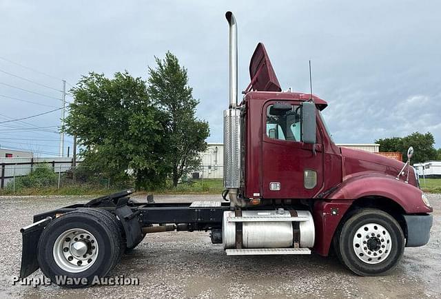 Image of Freightliner Columbia equipment image 3