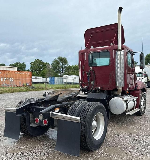 Image of Freightliner Columbia equipment image 4