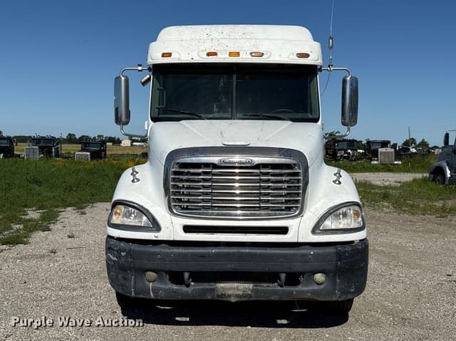 Image of Freightliner Columbia equipment image 1