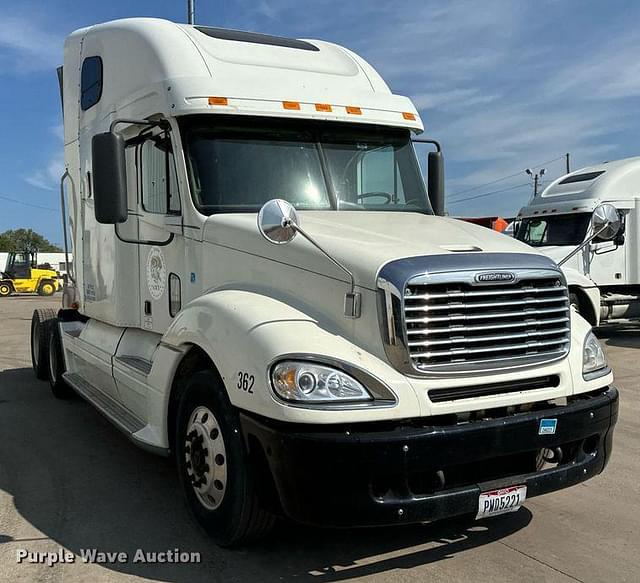 Image of Freightliner Columbia equipment image 2