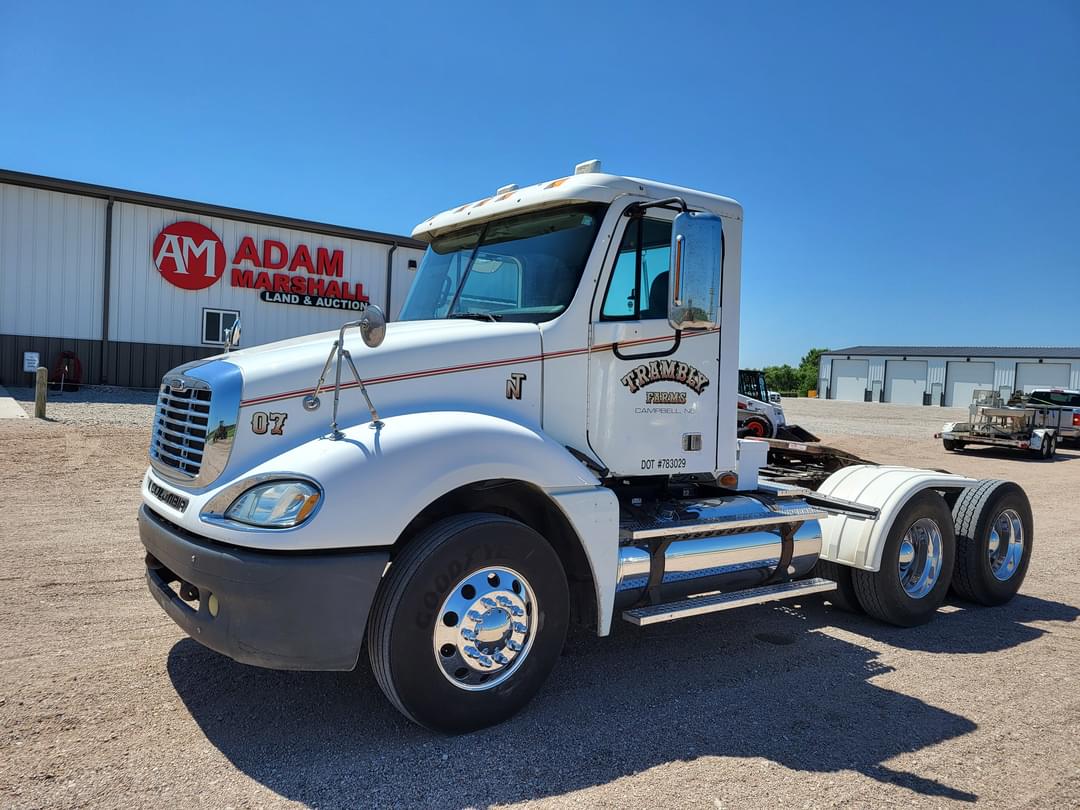 Image of Freightliner Columbia Primary image