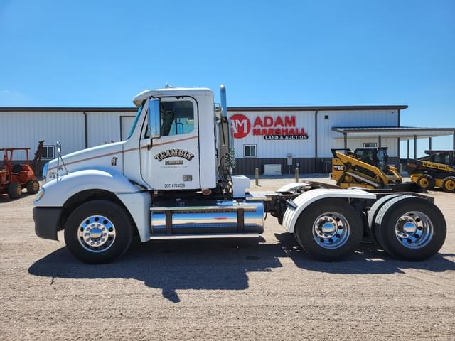Image of Freightliner Columbia equipment image 4