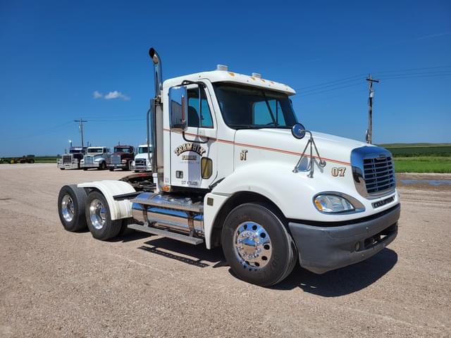 Image of Freightliner Columbia equipment image 1